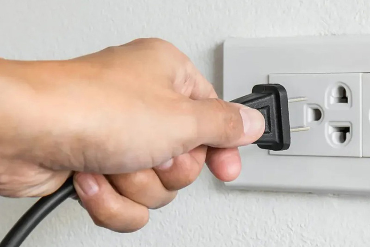 Thay đổi cực của kết nối nguồn điện của loa kéo là cách khắc phục lỗi loa kéo kêu ù ù
